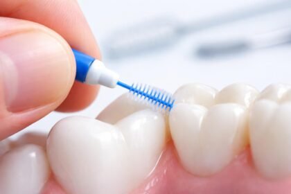 Vizualizácia medzizubnej kefky počas čistenia medzi zubami a ďasnami pre správnu techniku.