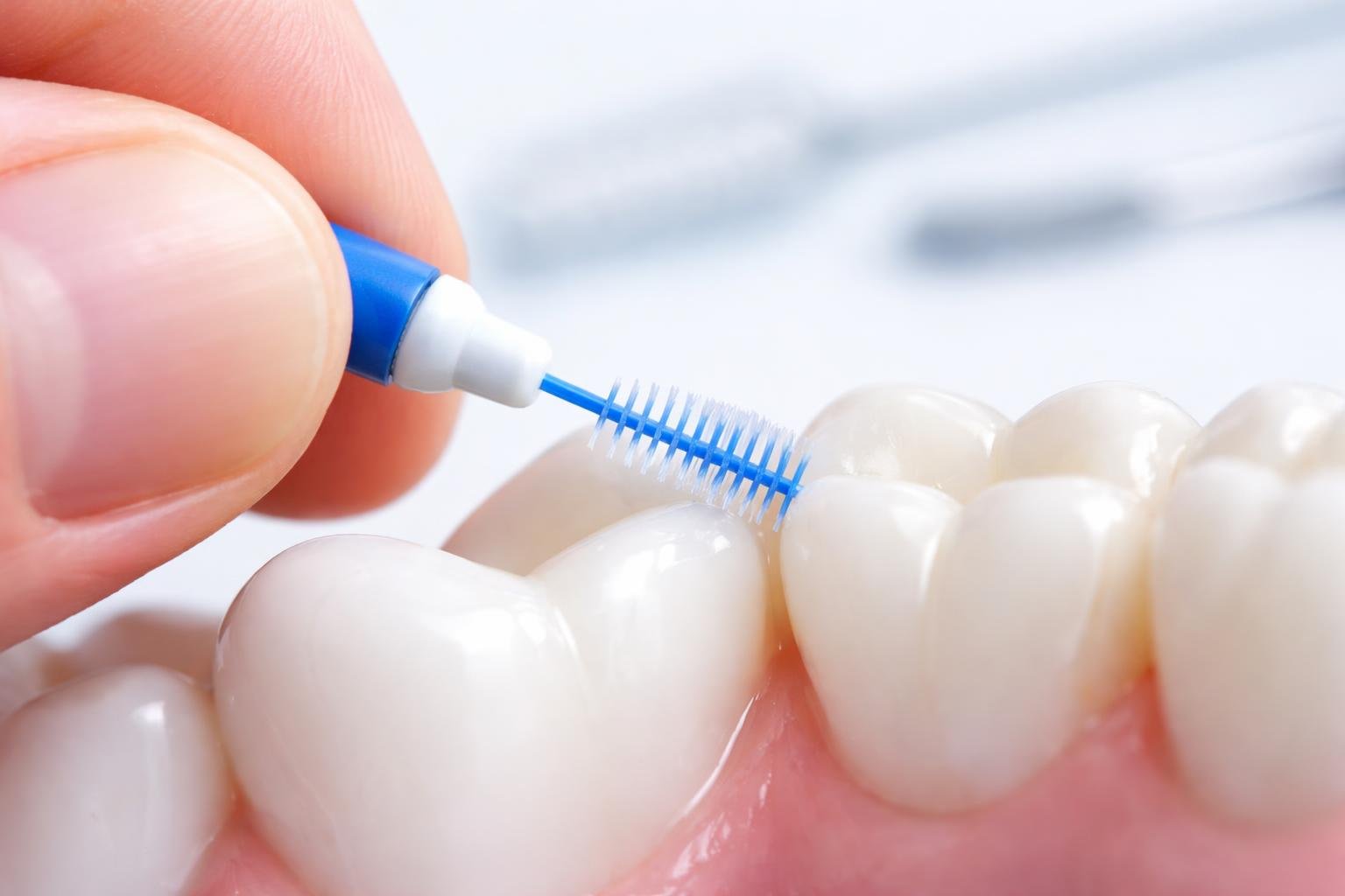 Vizualizácia medzizubnej kefky počas čistenia medzi zubami a ďasnami pre správnu techniku.