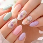 - Jarná manikúra predstavuje trendy, farby, vzory a jemné detaily sezóny.